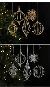 Detailweergave van de goud en zilver glitterende geometrische kerstboomversieringen