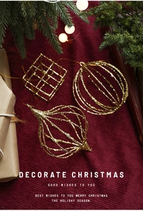 Detailopname van gouden glitter kerstornamenten op een feestelijke rode tafeldecoratie