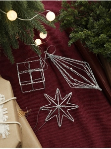 Close-up van zilveren glitter kerstversieringen op een feestelijke rode achtergrond