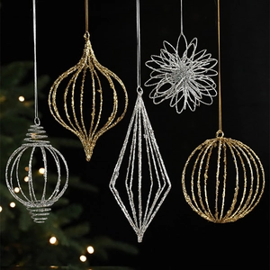 Glinsterende gouden en zilveren kerstballen in geometrische holle frame ontwerpen