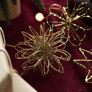 Glinsterende gouden 3D-sterren en kerstballen op rode stof met feestelijke verlichting