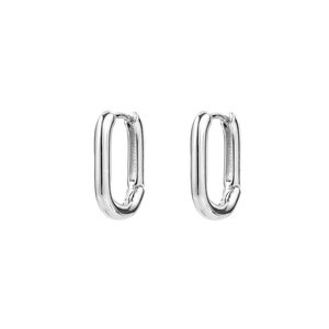 Gros plan de boucles d'oreilles ovales géométriques en argent au fini poli miroir