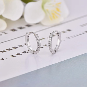 Orecchini a cerchio minimalisti in argento con pavé di zirconi per donne