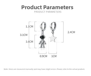 Détail de boucles d'oreilles asymétriques astronaute et étoile avec mesures précises