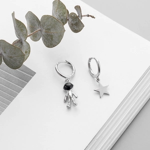 Boucles d'oreilles créoles asymétriques astronaute et étoile en argent S925 pour femme
