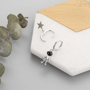 Vue détaillée des boucles d'oreilles asymétriques en argent S925 astronaute et étoile