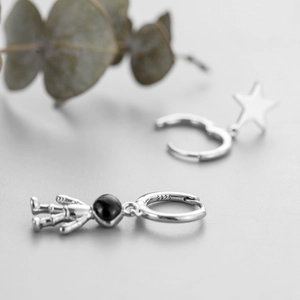 Boucles d'oreilles créoles asymétriques en argent S925 avec astronaute et étoile