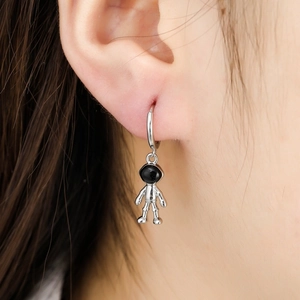 Boucles d'oreilles créoles en argent pour femmes avec pendentif astronaute détaillé