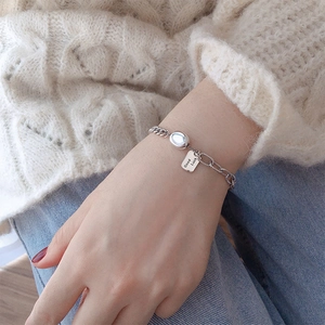 Vintage 925 Sterling Silber Armband mit Good Luck Anhänger an einem Handgelenk