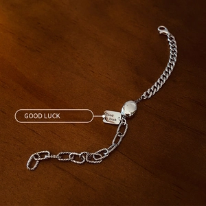 Retro 925 Sterling Silber Armband mit Good Luck Anhänger auf dunklem Holz Hintergrund