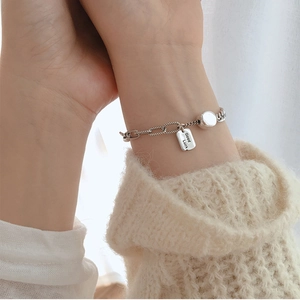 Detail von 925 Sterling Silber Armband mit Luck-Anhänger und Kordelkette am Handgelenk