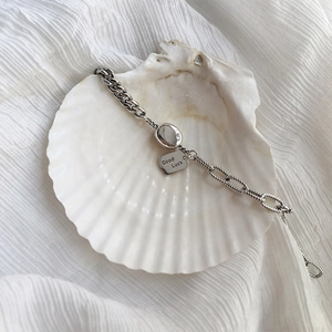 Detaillierte Nahaufnahme des S925 Silberarmband mit Good Luck Anhänger und Gliederketten