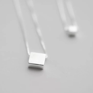 Minimalistische 925 Sterling Silber Halskette mit geometrischem Würfelanhänger