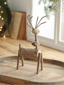 Detail eines handgefertigten Weihnachtsrentiers aus Holz mit Sackleinen und Metallglocke