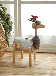 Detail von Rentier-Deko aus Holz mit Sternausschnitt und warmer LED-Beleuchtung