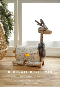 Detailaufnahme des Weihnachts-Rentiers aus Birkenrinde mit leuchtendem Stern und Holzelementen