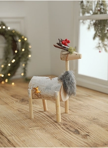 Details von Holz-Rentier mit warmem LED-Licht und Birkenrinde für Weihnachtsdeko