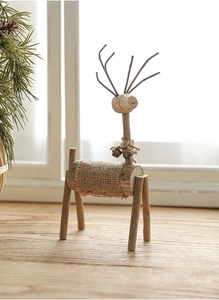Detail eines Holzrentiers mit Jute-Textur und rustikalen Glocken für Weihnachtsdeko