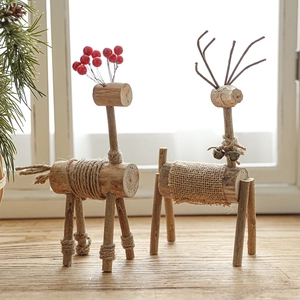 Set mit zwei handgefertigten Weihnachtsrentieren aus Holz mit Kiefernnadeln und Glocken
