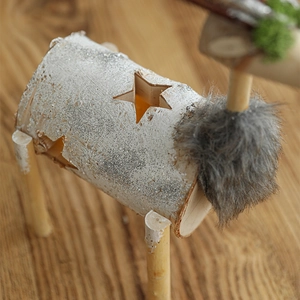 Handgefertigte Weihnachtsrentier-Deko aus Holz mit Rindenstruktur und Stern-Ausschnitt