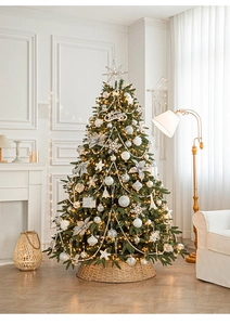 Nahaufnahme eines luxuriösen PE-Mix-Weihnachtsbaums mit warmen LED-Lichtern und silbernem Dekor