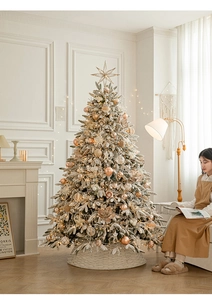 Luxuriöser verschneiter Weihnachtsbaum mit Champagner-Deko und warmen LED-Lichtern zu Hause