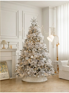 Nahaufnahme eines Luxus-Weihnachtsbaums aus PE-Mix mit silberner Deko und warmen LED-Lichtern