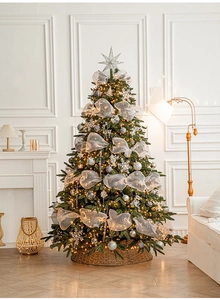 Detailansicht eines Premium-Weihnachtsbaums mit warmen LEDs und silbernem Dekor