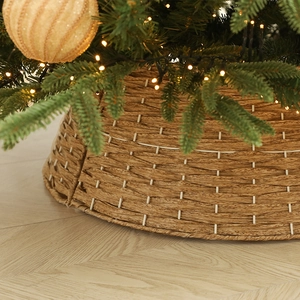 Handgeflochtener hellbrauner Weihnachtsbaumständer mit natürlicher Textur für die Deko