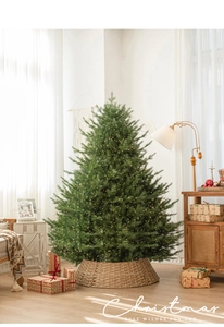 Dettagli dei rami dell'albero di Natale con LED caldi e base in tessuto intrecciato