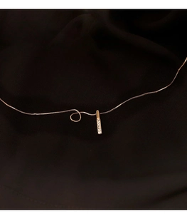 Dettaglio della collana con ciondolo geometrico in oro rosa con zirconi incastonati