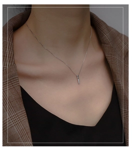 Dettaglio della collana a barra in argento s925 con zirconi indossata dal modello