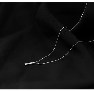 Vista macro della collana geometrica in argento s925 con pendente a barra e piccoli cristalli