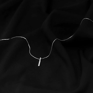 Collana minimalista in argento sterling S925 con pendente a barra e quattro pietre di zirconia