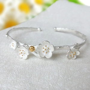 Macro detail of adjustable 925 silver bracelet featuring floral cherry blossom design