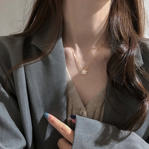 Collana con Pendente a Fiocco di Neve Rotante per Donna in Rame con Intarsio di Zirconia Catena Box Gioielli di Lusso