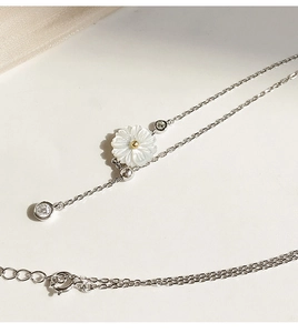 Detailed close-up of 925 sterling silver daisy necklace with mother of pearl flower pendant