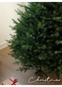 Dettaglio ravvicinato di aghi di pino in PE verde su un albero di Natale di lusso
