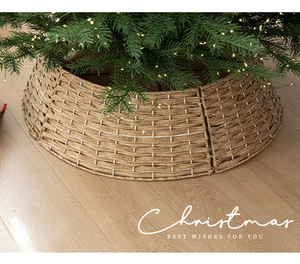 Dettaglio del copribase per albero di Natale in fibra naturale intrecciata a mano