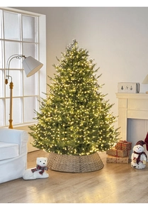 Dettaglio dell'albero di Natale illuminato con LED caldi e base in cesto intrecciato