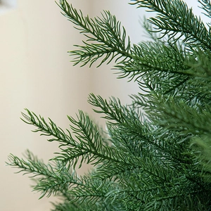 Lussuoso albero di Natale in PE con rami verdi realistici e luci LED per decorazione