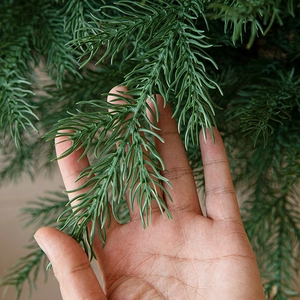 Lussuosi aghi per alberi di Natale in PE verde scuro con texture naturale reale