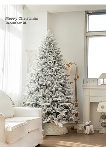 Detalle de las ramas nevadas y la base tejida de un gran árbol de Navidad blanco