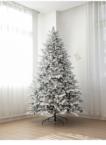 Primer plano del denso flocado blanco en árbol de Navidad con base metálica