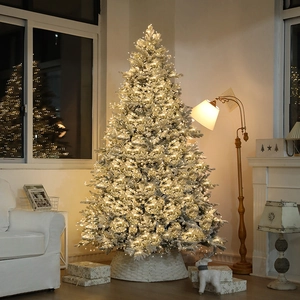 Árbol de Navidad nevado con luces LED cálidas y faldón decorativo blanco