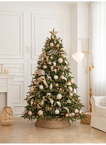 Detailansicht eines luxuriösen PE-Weihnachtsbaums mit Goldschmuck und LED-Beleuchtung