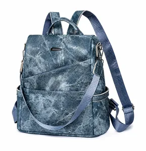 Detailansicht des Rucksacks in gewaschener Denim-Optik mit Seitentaschen und Tragegurten