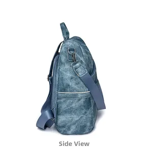 Seitenansicht des jeansblauen Rucksacks mit gewaschener Textur und praktischer Seitentasche