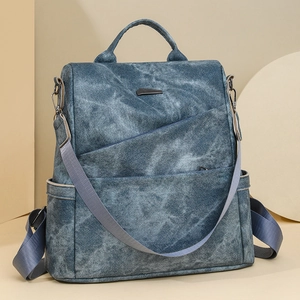 Nahaufnahme des blauen Rucksacks in Jeansoptik mit asymmetrischen Taschen und Trageriemen