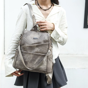 Detailansicht grauer Vintage-PU-Rucksack mit Textur-Finish und praktischem Mehr-Taschen-Design